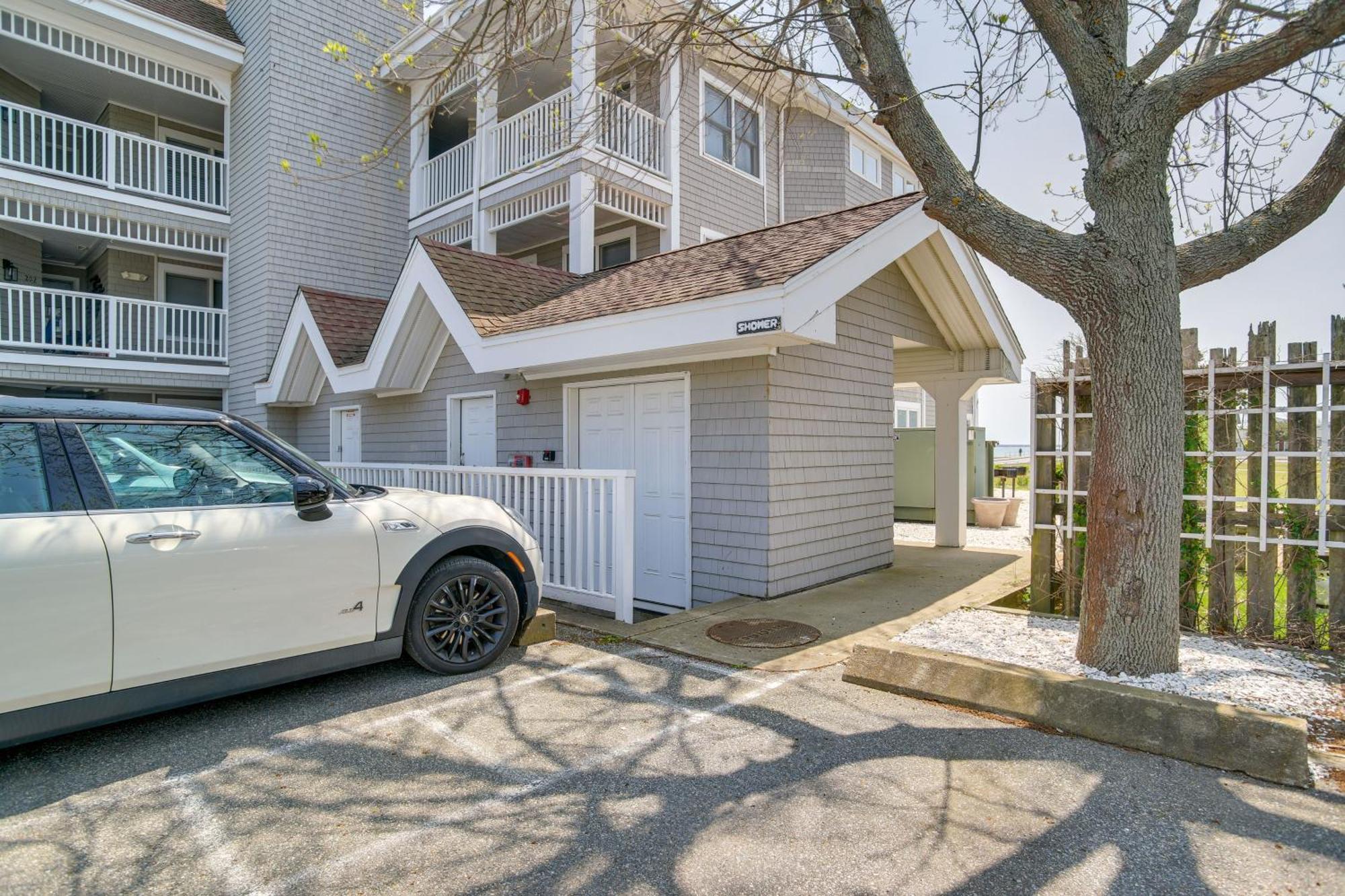 Breezy Oak Bluffs Condo - Steps To Inkwell Beach! Exterior photo