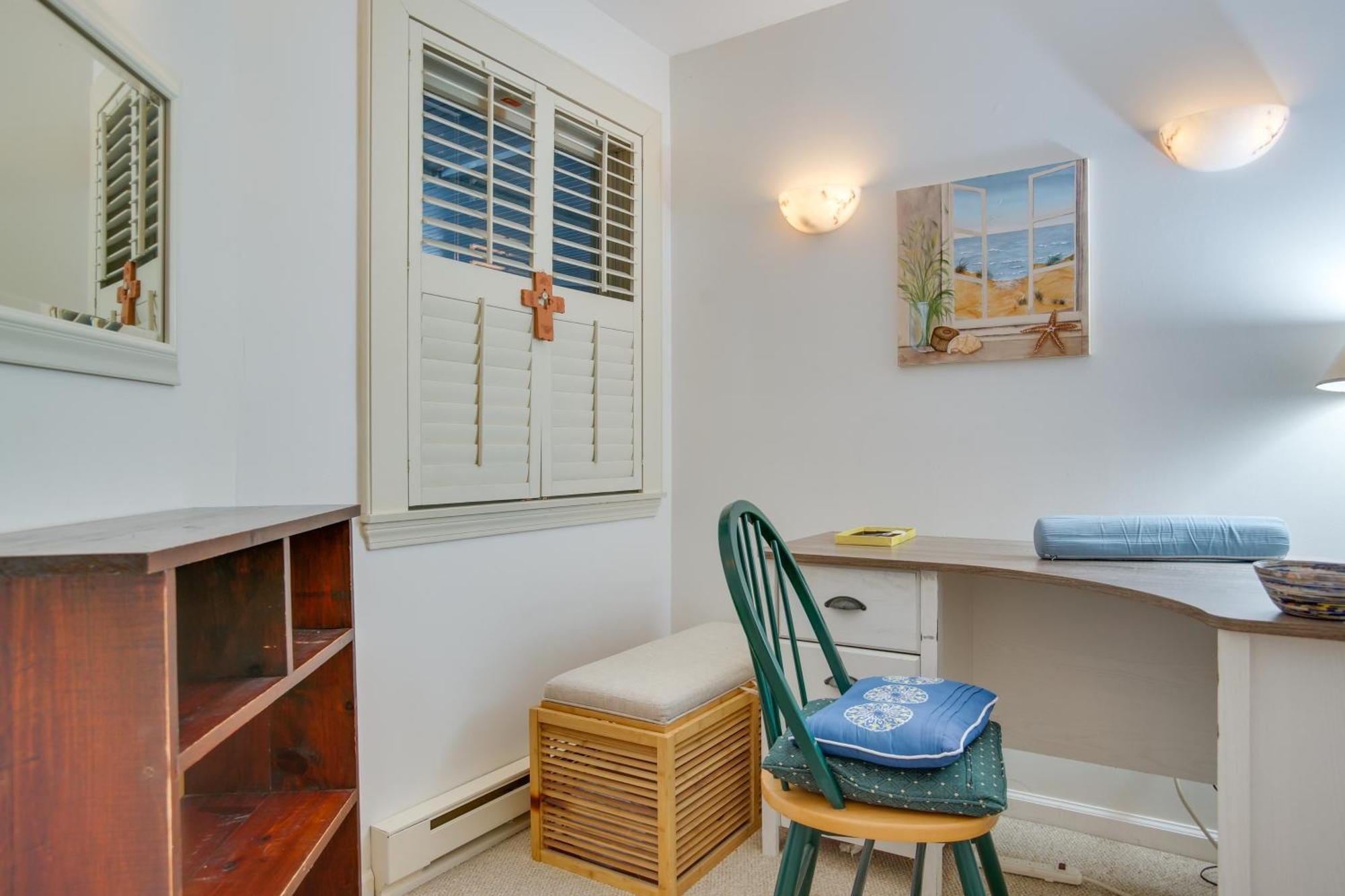 Breezy Oak Bluffs Condo - Steps To Inkwell Beach! Exterior photo