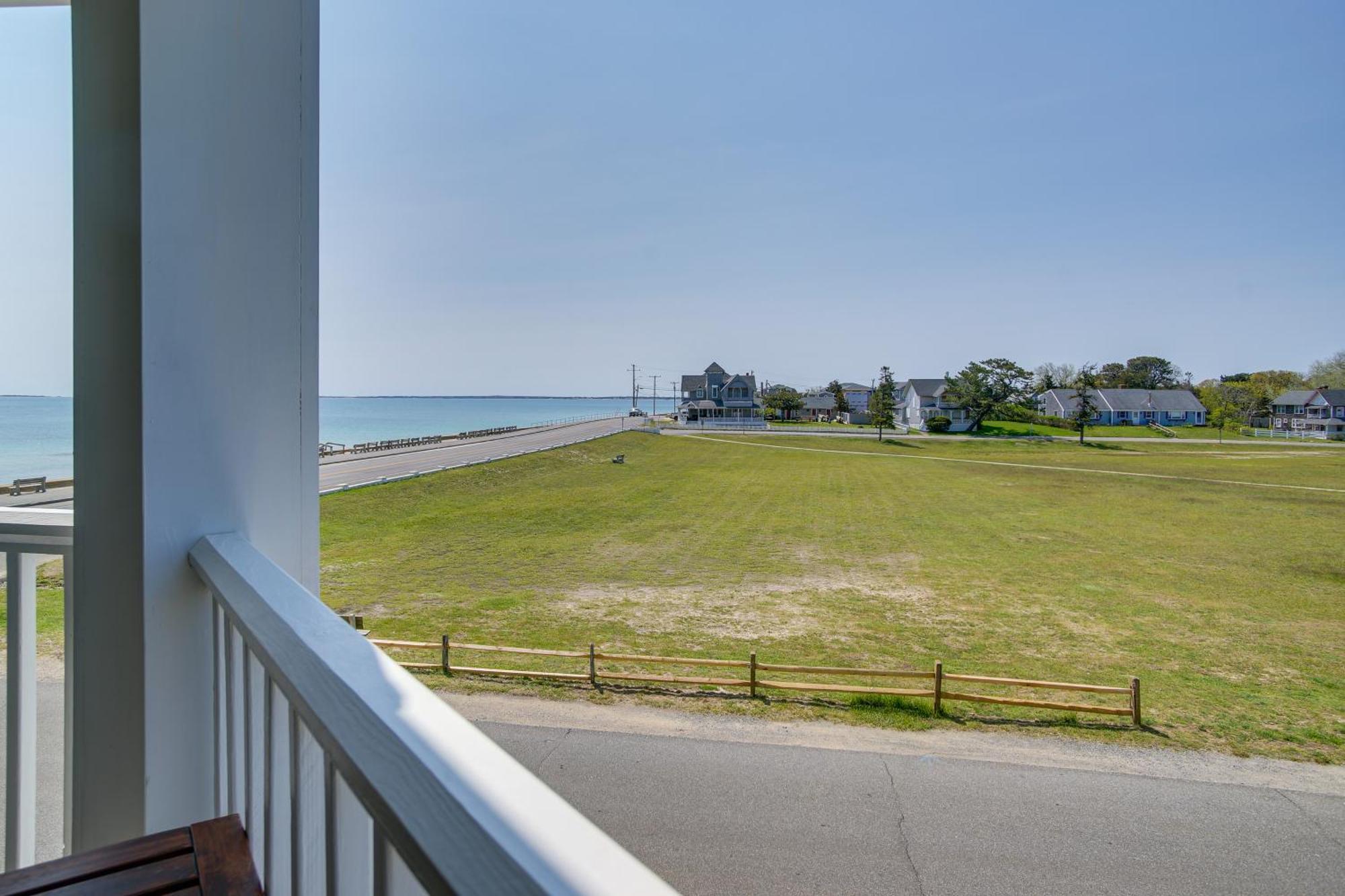 Breezy Oak Bluffs Condo - Steps To Inkwell Beach! Exterior photo