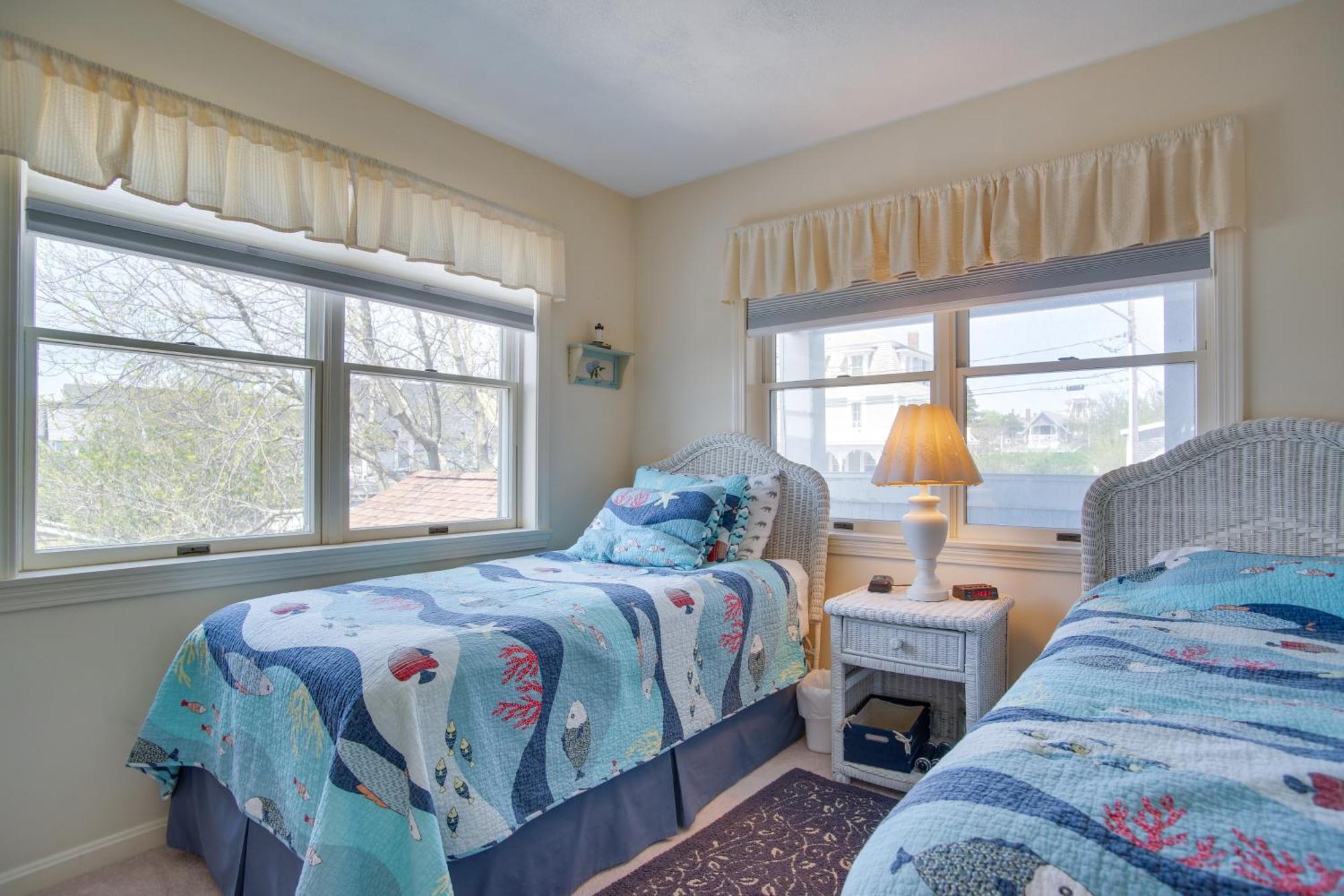 Breezy Oak Bluffs Condo - Steps To Inkwell Beach! Exterior photo
