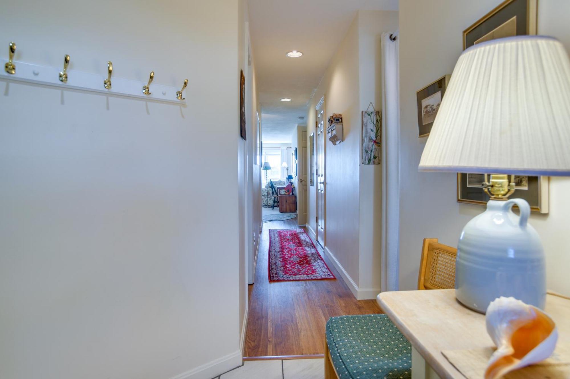 Breezy Oak Bluffs Condo - Steps To Inkwell Beach! Exterior photo