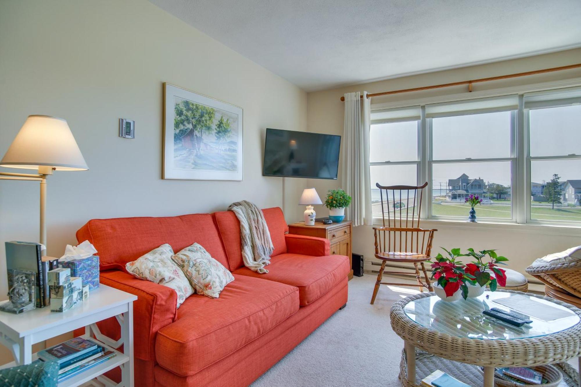 Breezy Oak Bluffs Condo - Steps To Inkwell Beach! Exterior photo