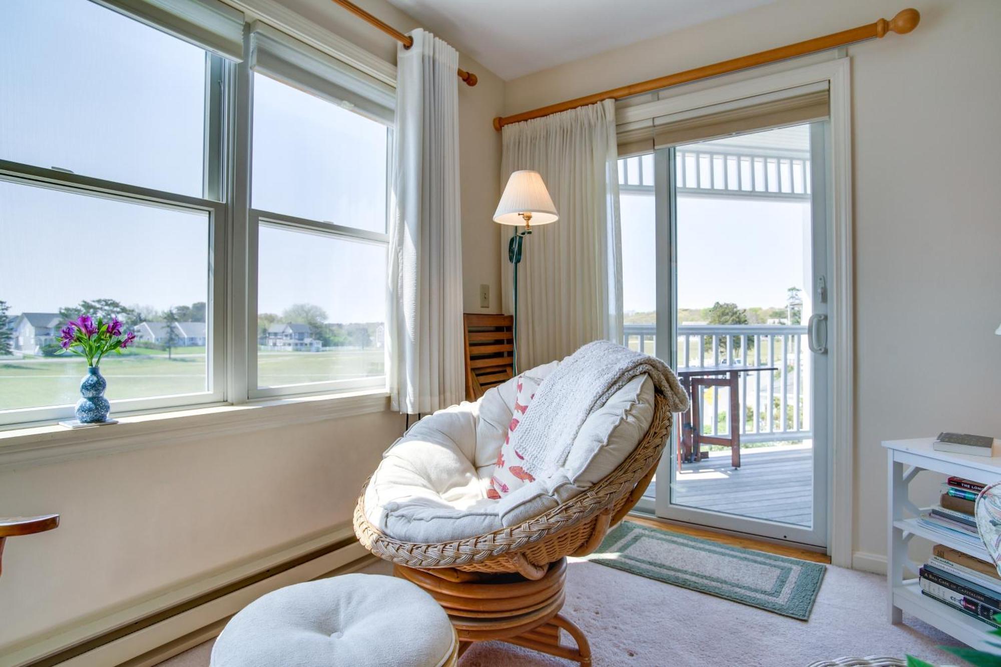 Breezy Oak Bluffs Condo - Steps To Inkwell Beach! Exterior photo